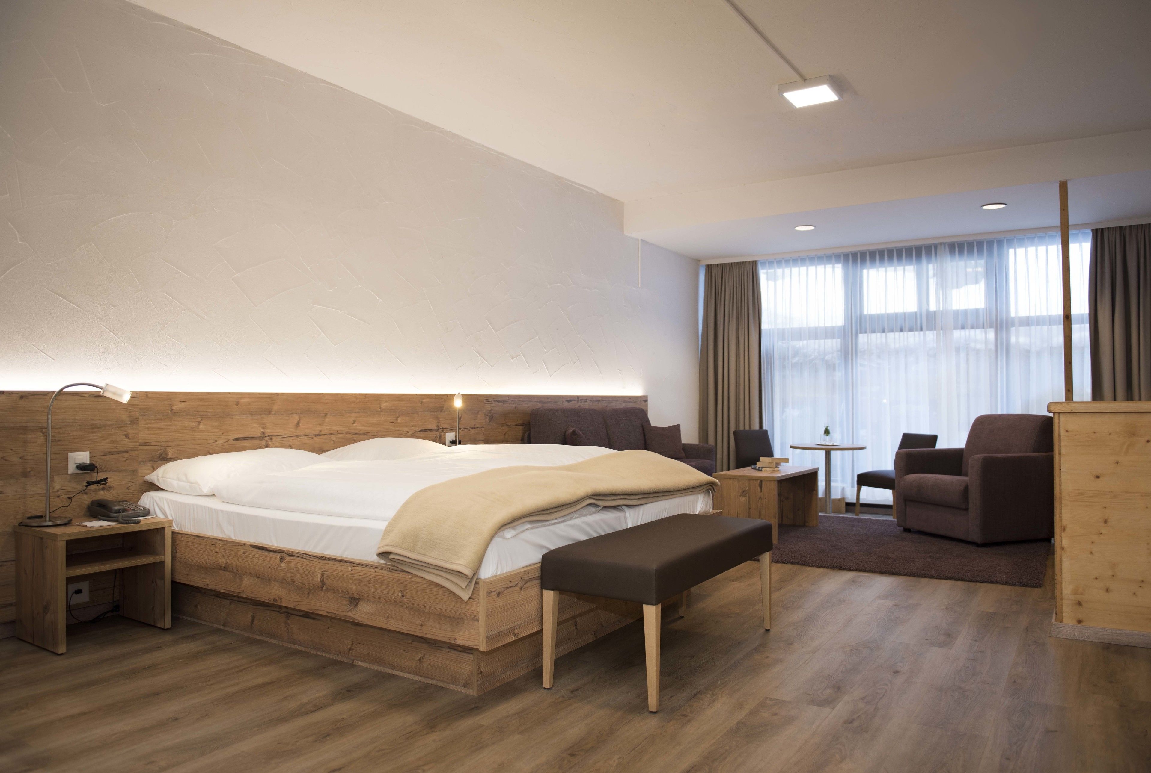 Hypo-allergenic bedding, minibar, in-room safe, desk