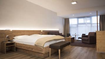 Hypo-allergenic bedding, minibar, in-room safe, desk