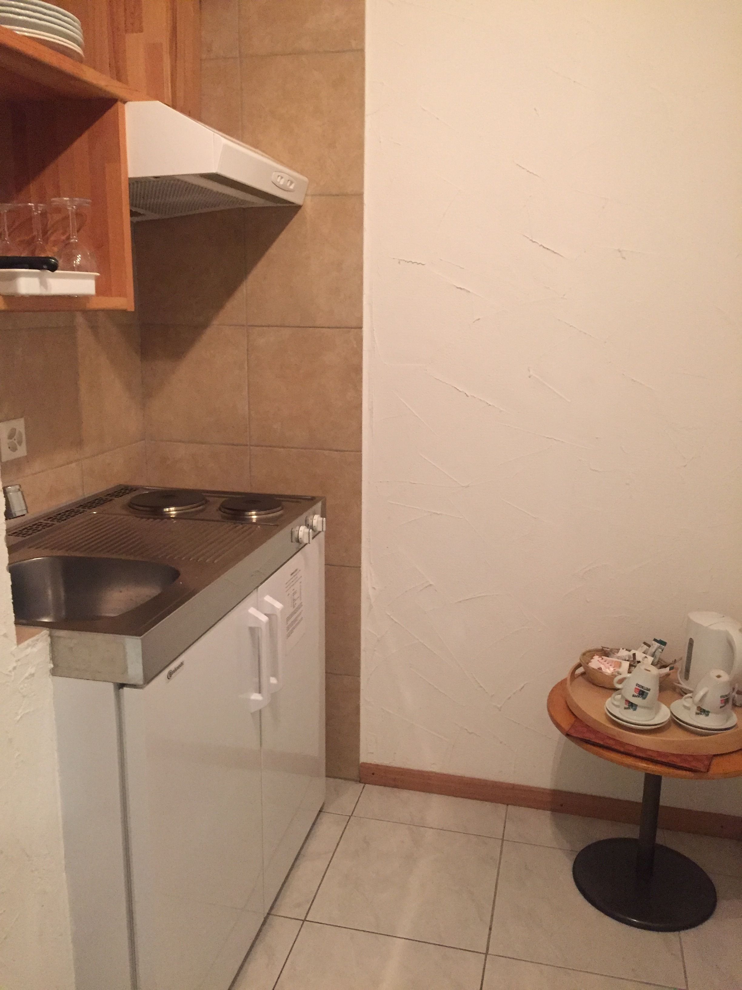 large room with kitchenette - no view - souterrain | private kitchenette | coffee/tea maker, electric kettle