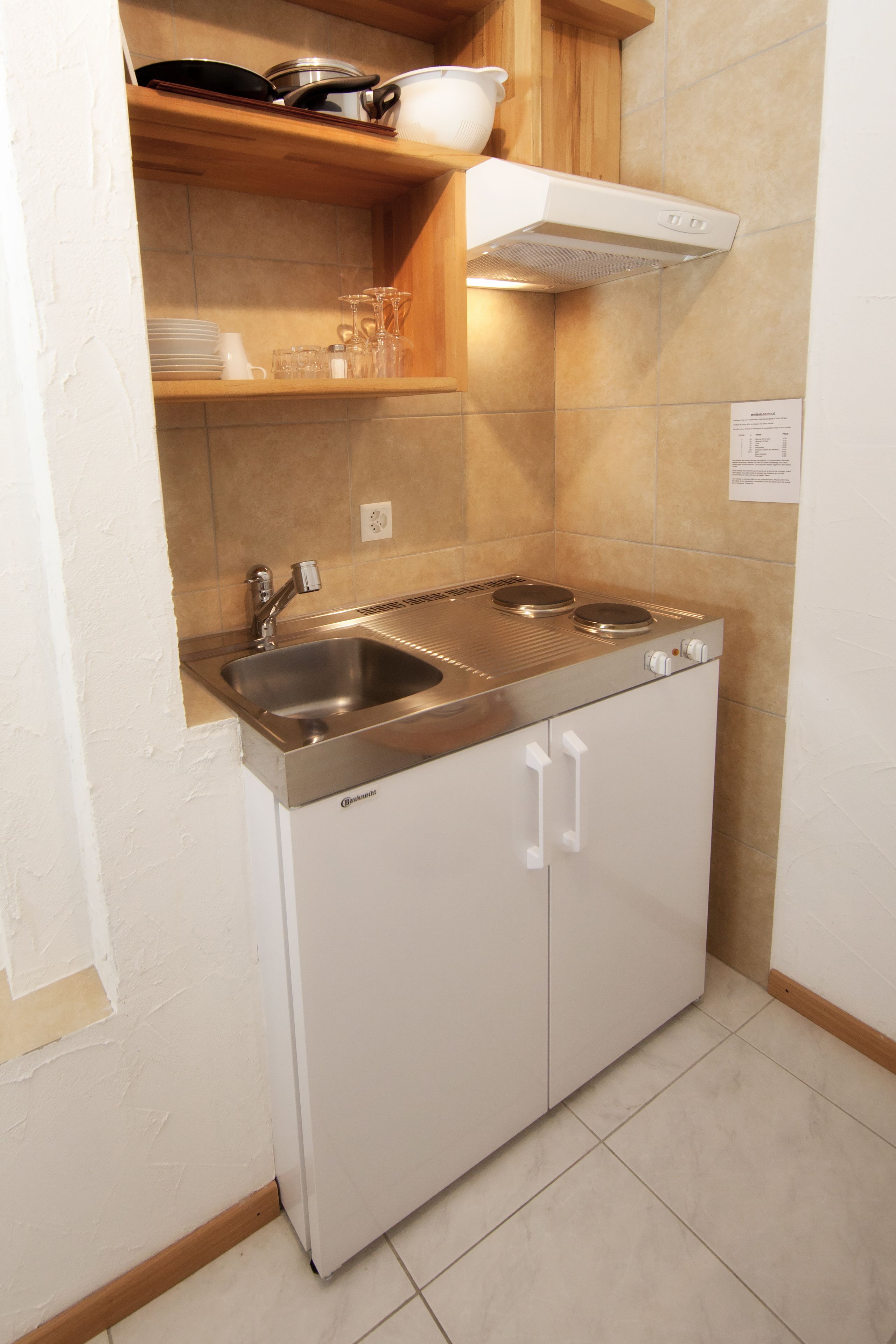 large room with kitchenette - no view - souterrain | private kitchenette | coffee/tea maker, electric kettle