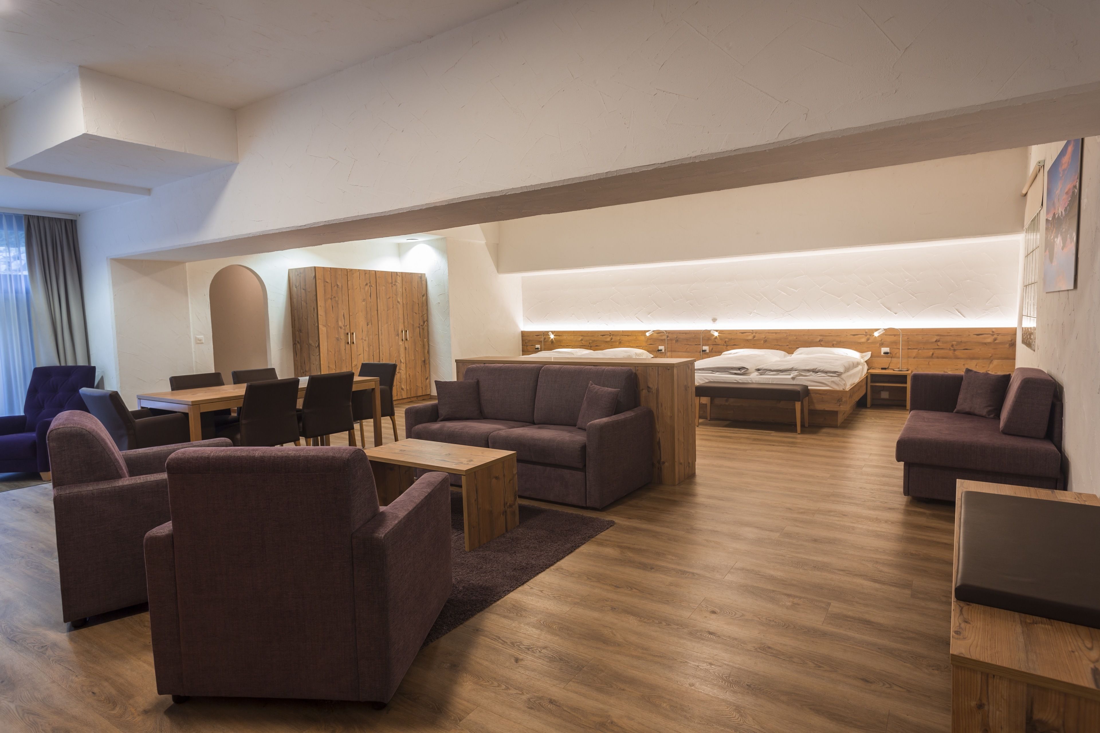 large room with kitchenette - no view - souterrain | 2 bedrooms, hypo-allergenic bedding, minibar, in-room safe