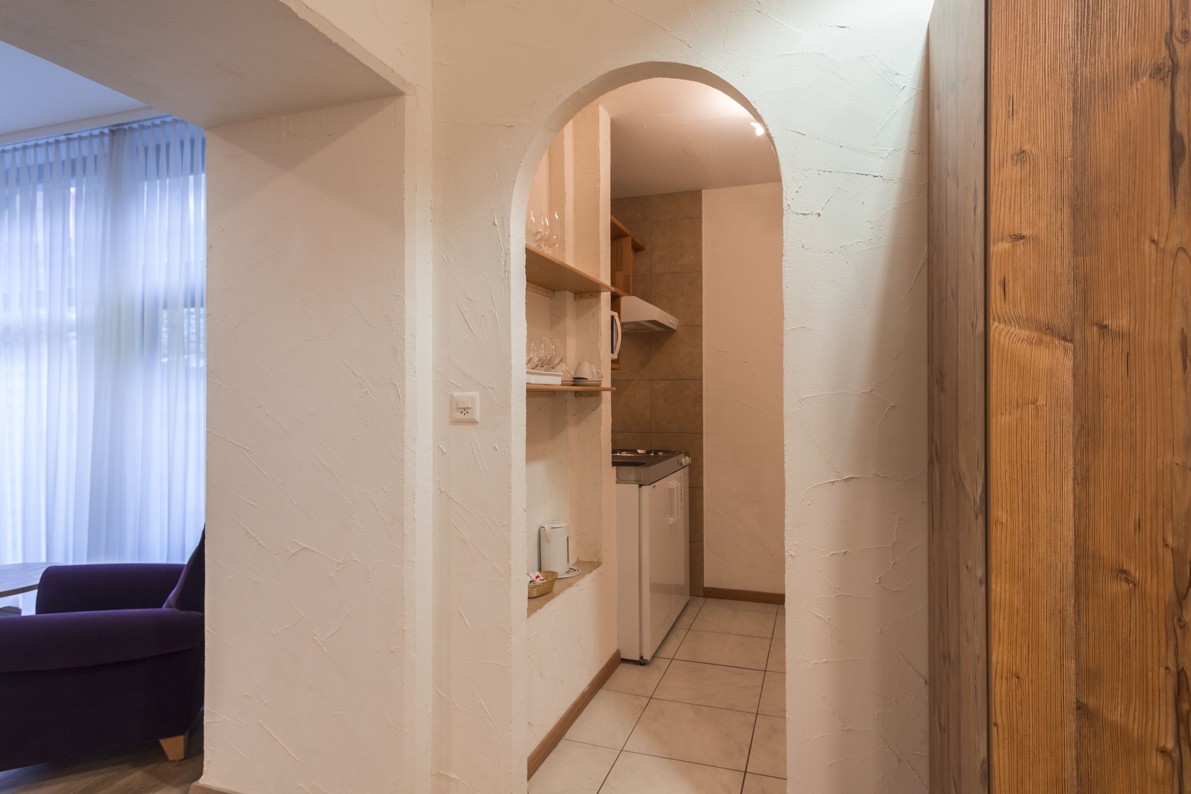 large room with kitchenette - no view - souterrain | private kitchenette | coffee/tea maker, electric kettle