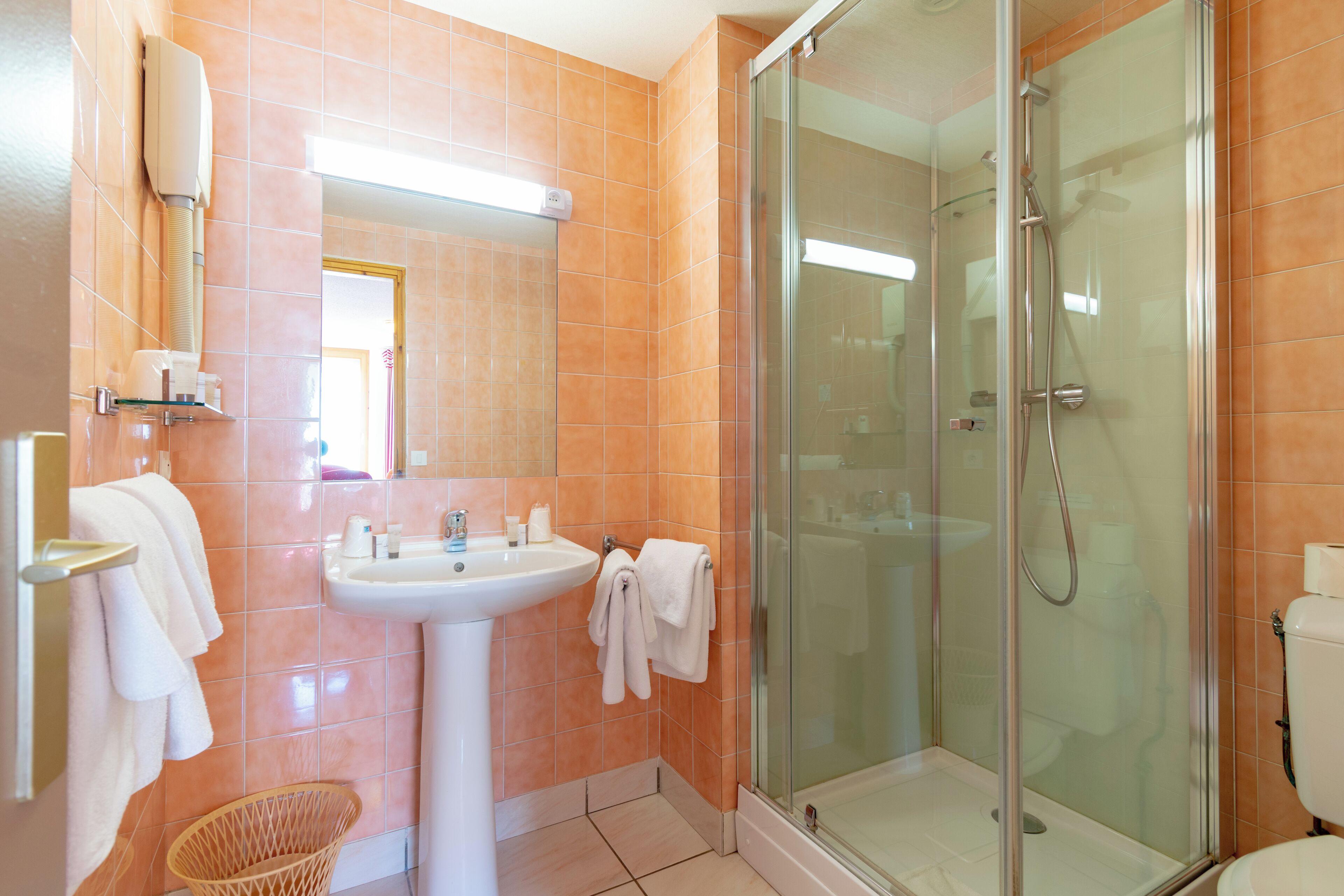 family room (for 6 people) | bathroom | shower, free toiletries, hair dryer, towels