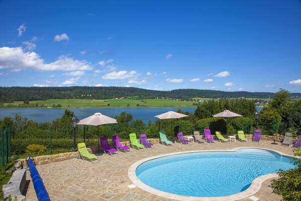 Alberca al aire libre por temporada y sombrillas en la alberca 