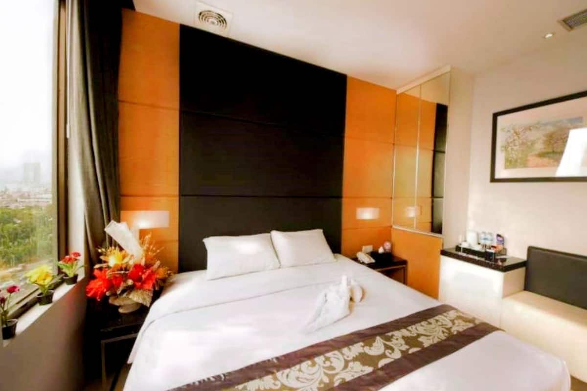 Minibaari, tallelokero huoneessa, työpöytä, ilmainen Wi-Fi