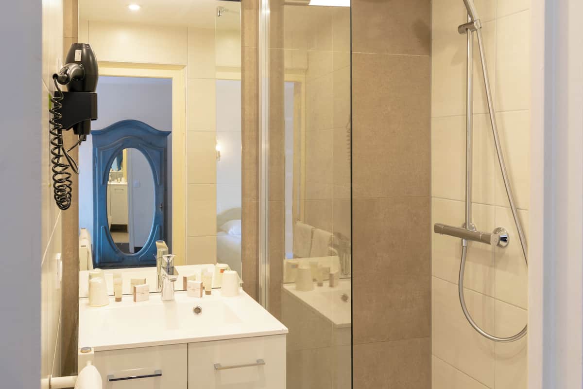 twin room, balcony | bathroom | free toiletries, hair dryer, towels