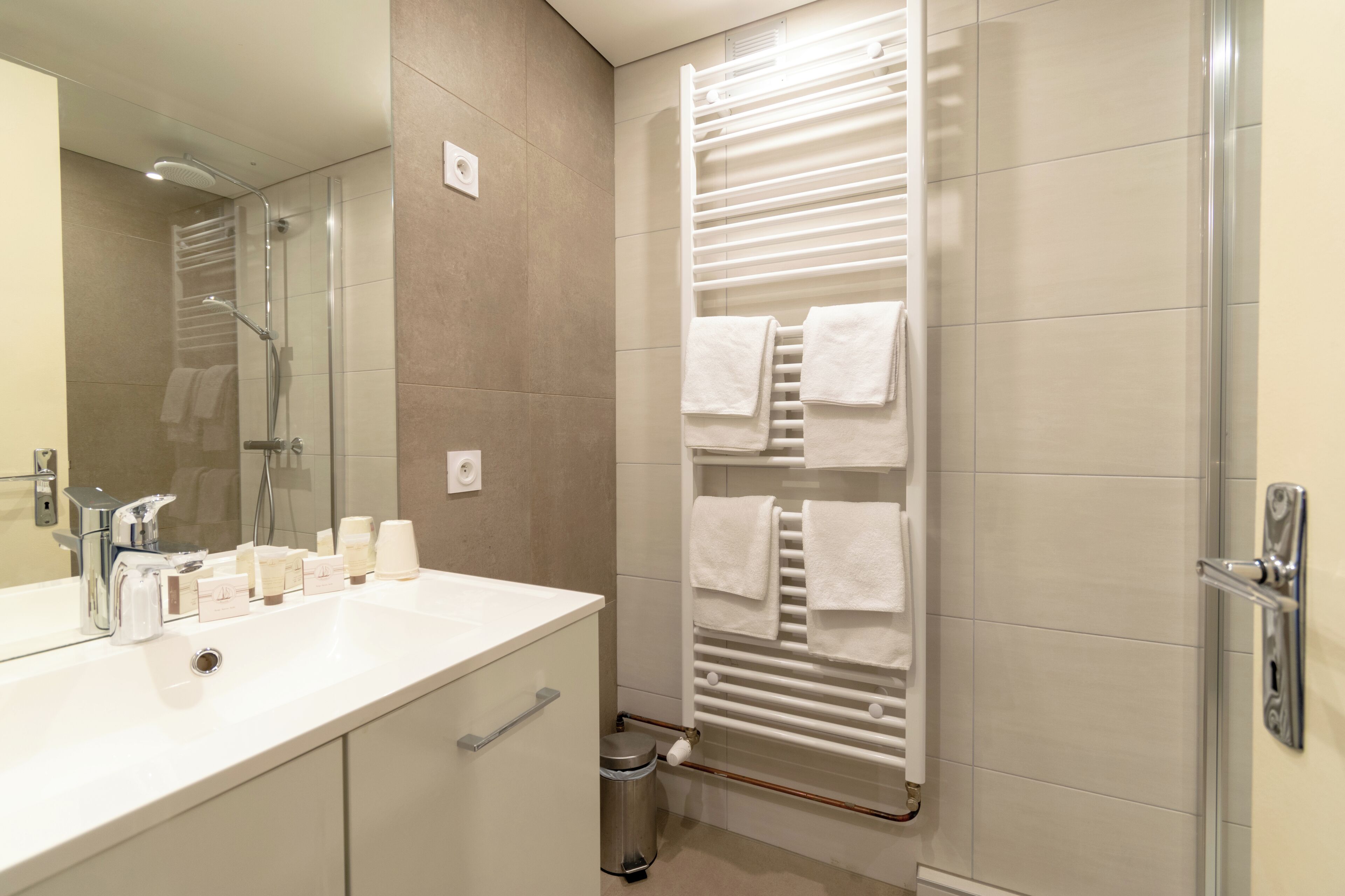 quadruple room | bathroom | free toiletries, hair dryer, towels