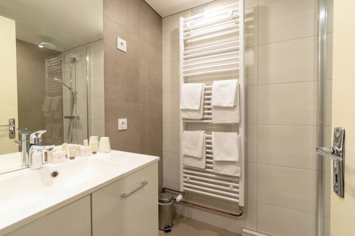 quadruple room | bathroom | free toiletries, hair dryer, towels