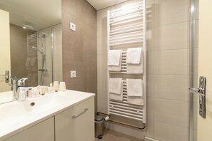 Quadruple Room | Bilik Mandi | Kelengkapan dandanan diri percuma, pengering rambut, tuala disediakan 