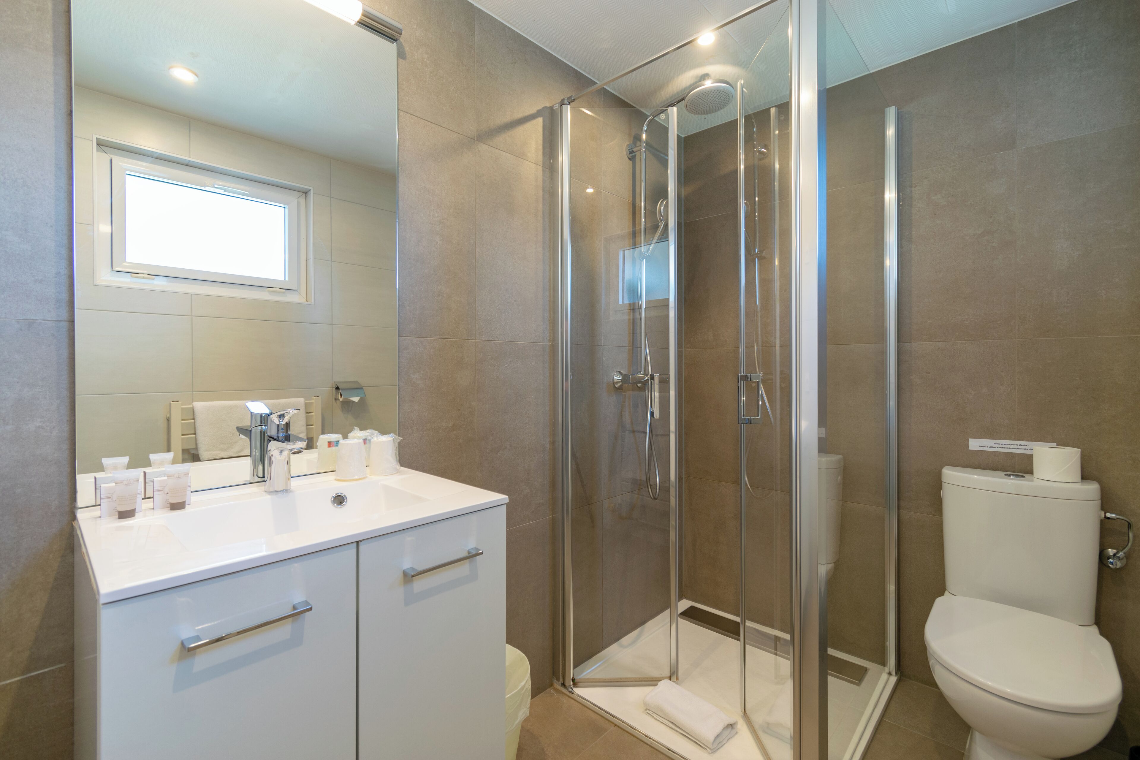 standard double room | bathroom | free toiletries, hair dryer, towels