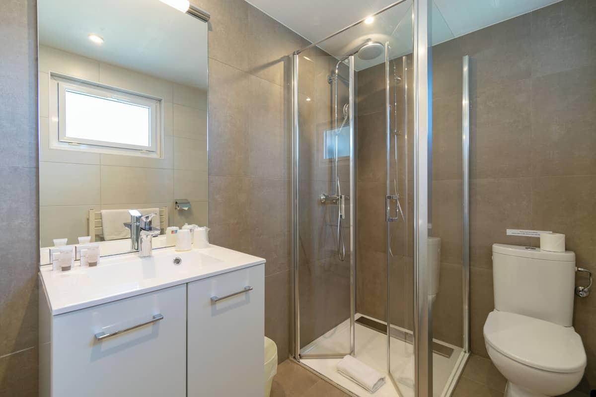 standard double room | bathroom | free toiletries, hair dryer, towels