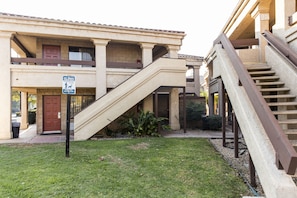 A building with a pet waste sign, a staircase, and a grassy area. - Premier Inns Thousand Oaks (Thousand Oaks)