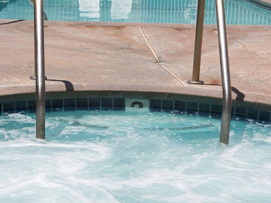 Alberca al aire libre y camastros