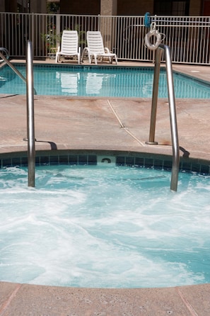 Outdoor pool, sun loungers - Premier Inns Thousand Oaks (Thousand Oaks)