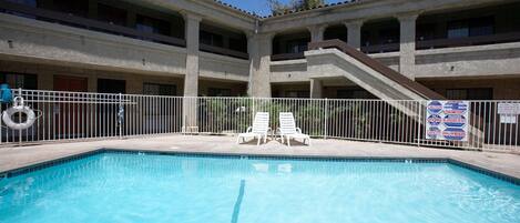 Piscine extérieure, chaises longues