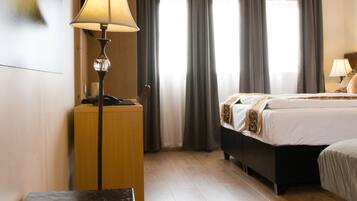 Triple Room - Self Check-in | Minibar, caja de seguridad en la habitación y escritorio