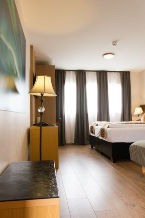 Triple Room - Self Check-in | Minibar, in-room safe, desk, soundproofing - Hotel Jazz (Reykjanesbær)