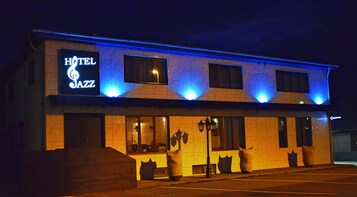 Un hotel con un cartel que dice "HOTEL JAZZ".