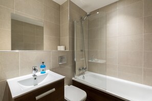 Shower, perlengkapan mandi gratis, pengering rambut, dan handuk