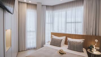 Suite | In-room safe, blackout curtains, soundproofing, free WiFi
