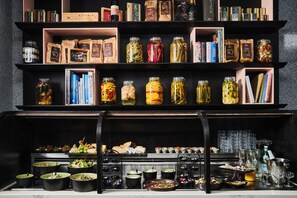 Café da manhã feito na hora todos os dias mediante uma taxa