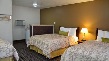 Chambre Deluxe, plusieurs lits, non-fumeurs | Bureau, Wi-Fi gratuit, draps fournis