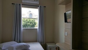Minibar, truy cập Internet không dây miễn phí, bộ trải giường 