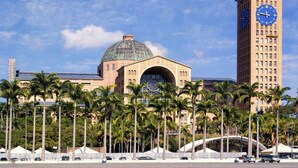 A large building with a dome and a clock tower. - Hotel Pousada do Papa (Aparecida)