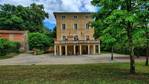 A two-story building with a balcony and a covered entrance. - Villa Fiamma (Capannori)