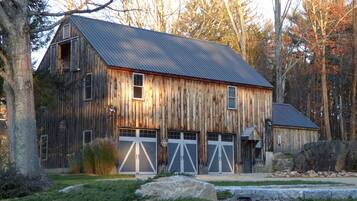 Family Cabin | Premium bedding, down duvets, soundproofing, free WiFi