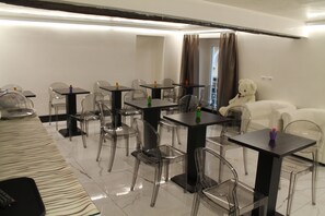 Daily full breakfast (EUR 18 per person)