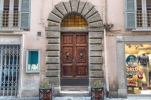 Exterior detail - Colonna Suite del Corso (Rome)