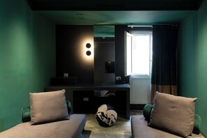 Executive studio suite | Woonruimte | Een 55-inch flatscreentelevisie met satellietzenders en een televisie