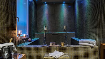 Luxury-Suite | Badezimmer | Dusche, kostenlose Toilettenartikel, Haartrockner, Handtücher