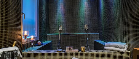 Suite Mewah | Kamar mandi | Bathtub dan shower terpisah dan pancuran hujan