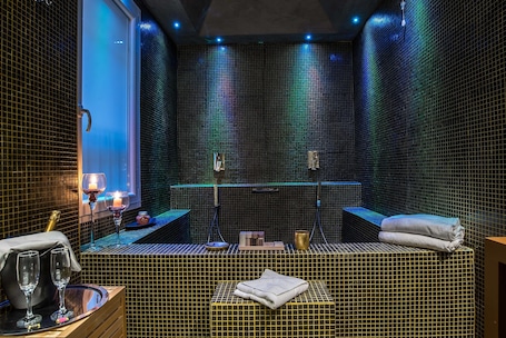 Luxury Suite | Bathroom | Separate tub and shower, rainfall showerhead, designer toiletries