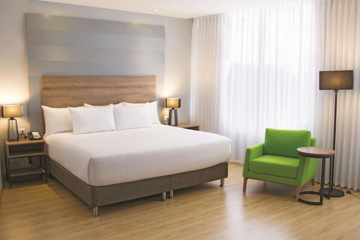 Room, 1 King Bed,Non Smoking, Accessible (Mobility Accessible) | Roupas de cama premium, camas com colchões pillow-top