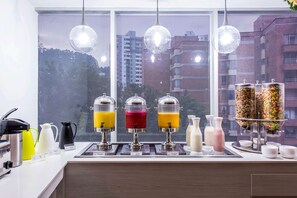 Free daily buffet breakfast  - La Quinta by Wyndham Medellin (Medellín)