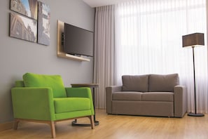 Suite Junior, 1 trÚs grand lit, non-fumeur | Literie de qualité, lit avec matelas à plateau-coussin, coffre-fort