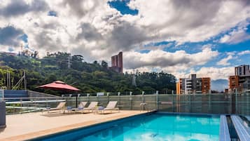Una piscina al aire libre
