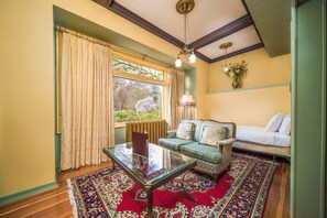 Chambre triple Standard, salle de bain attenante (Oxford Grand) | Aire de séjour | Téléviseur à écran plat