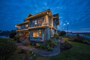 Vista frontal de la propiedad por la tarde o noche