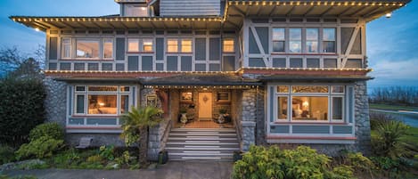 Vista frontal de la propiedad