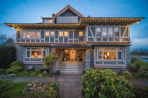 Front of property - Dashwood Manor Seaside Bed & Breakfast (Victoria)