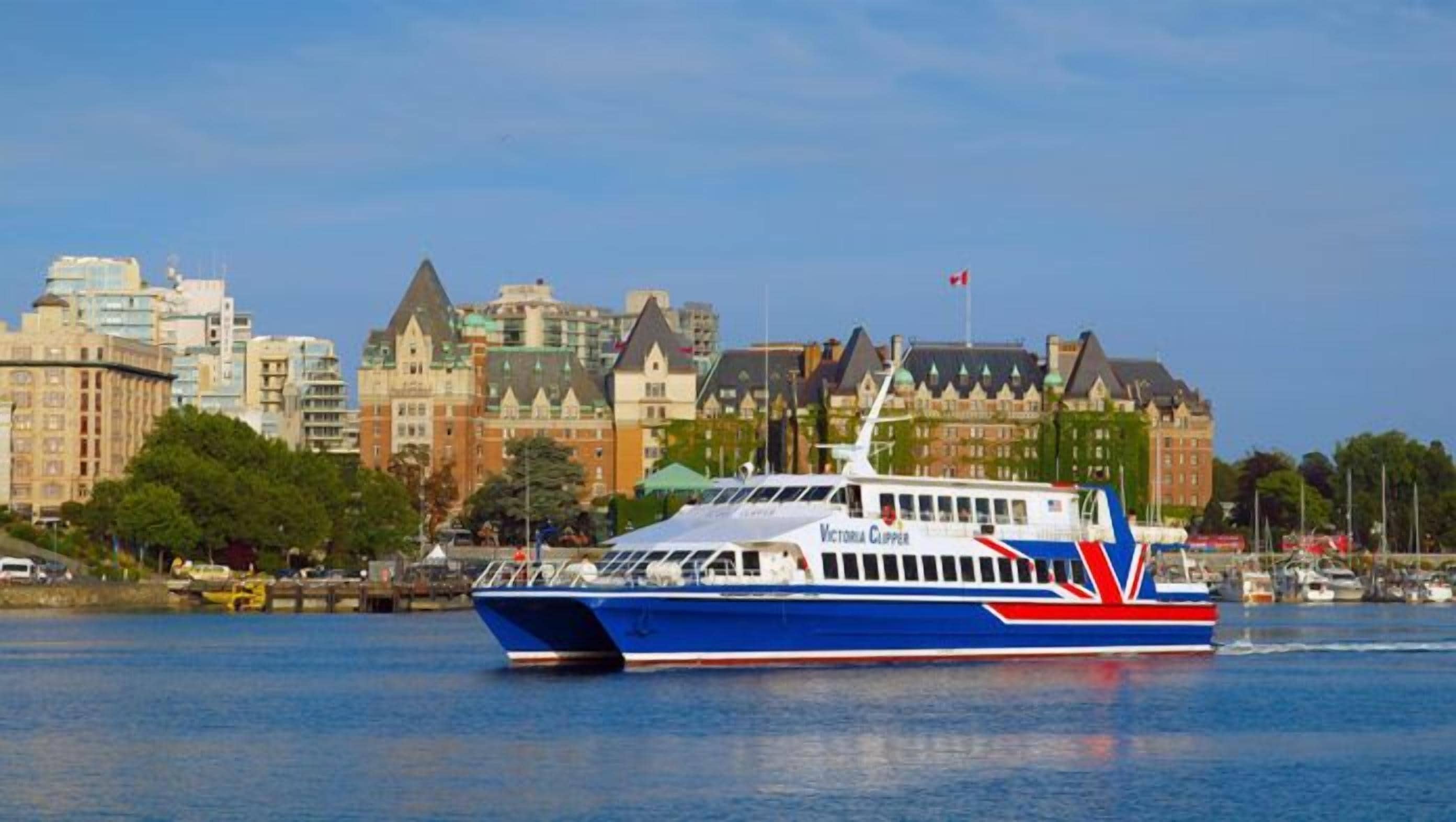 Ett kryssningsfartyg av typen Victoria Clipper låg förtöjt vid en hamn, med stadens silhuett som bakgrund.