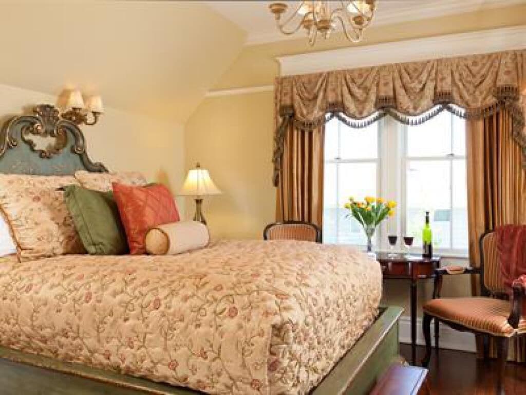 Premium Double Room, Ensuite, Lake View (Tuscan Dreams)