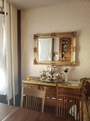 Desayuno completo gratuito y diario