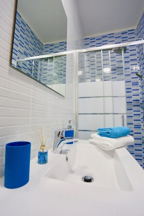 Haartrockner, Handtücher, Seife, Shampoo