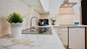 A modern kitchen with a stainless steel sink, a microwave, and a dishwasher. - D&S - Porto São Bento Apartment II (Porto)
