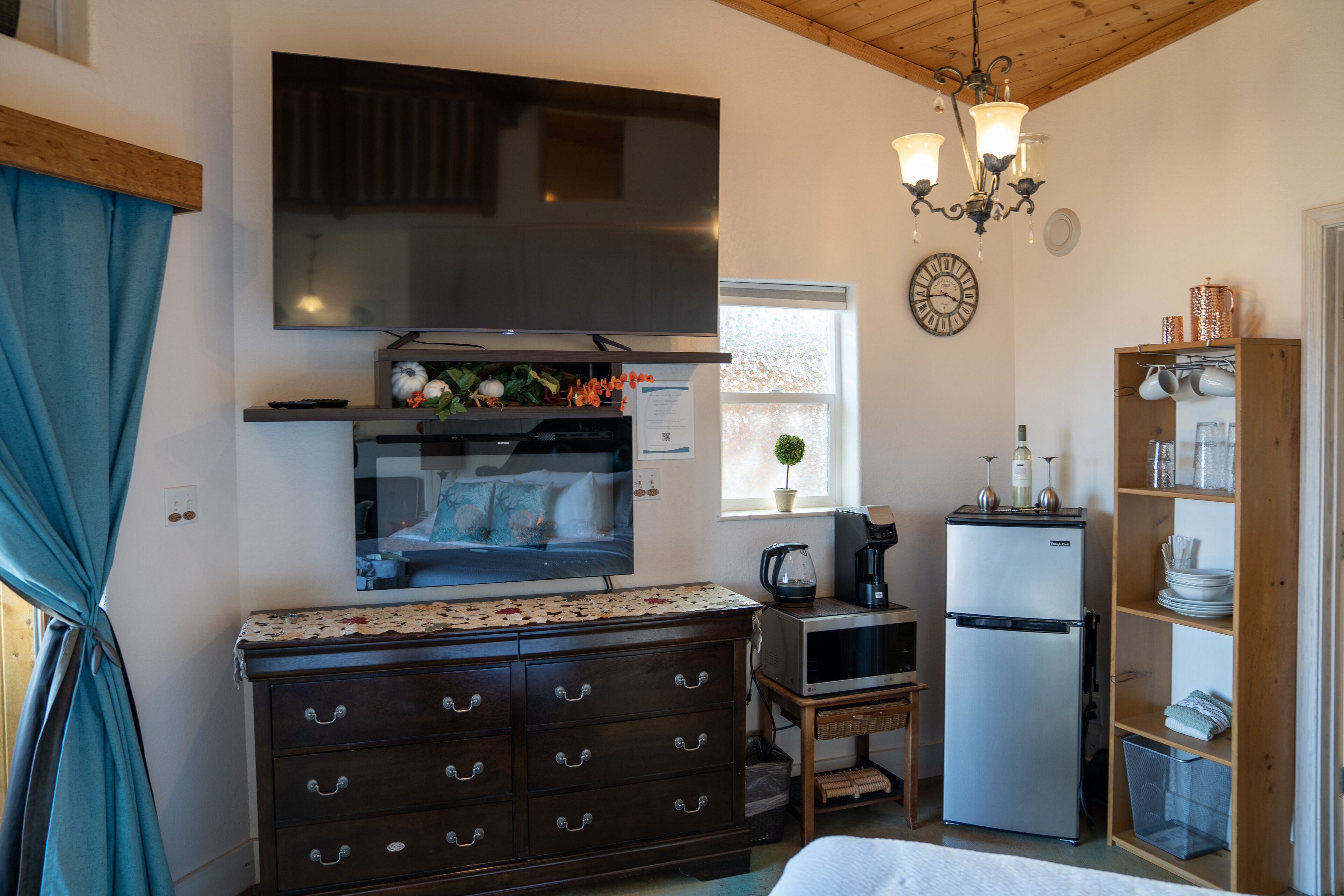 grand studio suite, 1 king bed with sofa bed, ocean view, oceanfront | private kitchenette | microwave, electric kettle